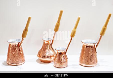 Kupferkaffee im Laden Stockfoto