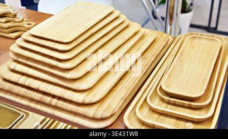 Schneidebretter aus Holz im Laden Stockfoto