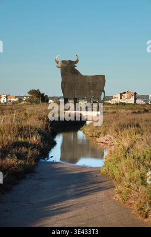 Santa Pola, Alicante, Spanien – 16. März 2026: Die Osborne-Bullenwerbung hortet in Santa Pola Stockfoto