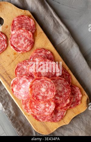 Spanische Salchichon-Wurst auf einem Holzbrett, Blick von oben. Flach, über Kopf. Stockfoto