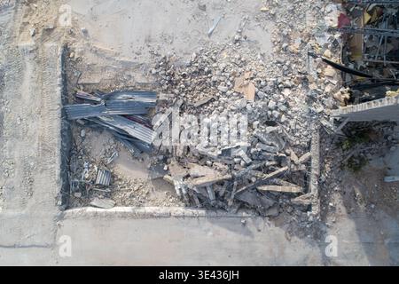 Top-Down-Schuss des Schutthaufens nach dem Einsturz oder Abriss des Gebäudes Stockfoto