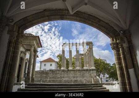 Templo de Diana oder Templo Romana am Largo do Conde de Vila Flor in der Altstadt von Evora in Alentejo in Portugal. Portugal, Evora, Oc Stockfoto