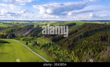 Dieses Luftbild zeigt eine lebendige und vielfältige Landschaft in der belgischen Region Hautes Fagnes. Das Bild zeigt eine Mischung aus dichten Wäldern und Stockfoto