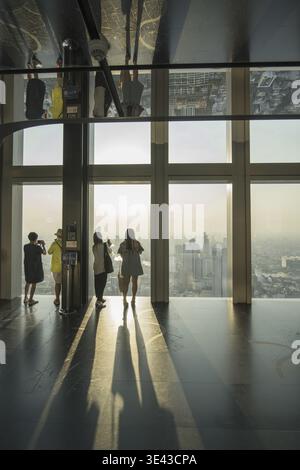 Menschen auf dem Dach des Maha Nakhon Gebäudes in Sathon in Bangkok in Thailand im Südostasien. Thailand, Bangkok, November 2019 Stockfoto