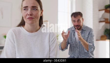 Unglückliches Paar im häuslichen Streit, angespannte Unterhaltung und Beziehungsanstrengung Stockfoto