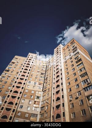 Städtisches Apartmentgebäude mit geometrischer Fassade. Stockfoto