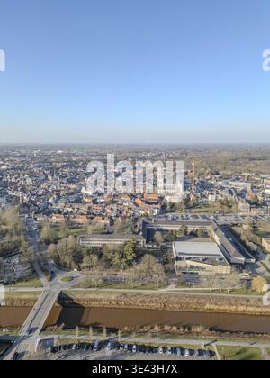 Lier, Antwerpen, Belgien, 5. März 2025, ein atemberaubender Blick aus der Luft, der wunderschön eine malerische Stadt unter dem perfekt klaren blauen Himmel zeigt Stockfoto