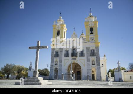Die Igreja und Santuario de nossa snehora d aires in der Nähe des Dorfes Viana do Alentejo in Alentejo in Portugal. Portugal, Viana do Alentejo, Oktober Stockfoto