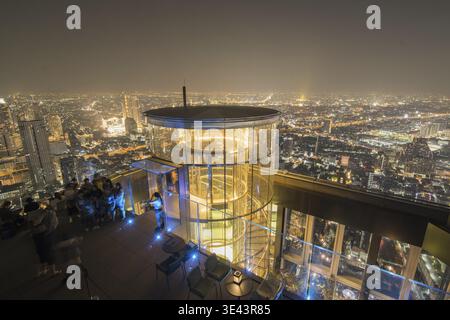 Menschen auf dem Dach des Maha Nakhon Gebäudes in Sathon in Bangkok in Thailand im Südostasien. Thailand, Bangkok, November 2019 Stockfoto