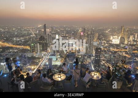 Menschen auf dem Dach des Maha Nakhon Gebäudes in Sathon in Bangkok in Thailand im Südostasien. Thailand, Bangkok, November 2019 Stockfoto