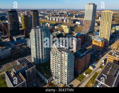 Amsterdam Zuidoost Aerial City Scene, Wohngebäude Entwicklung moderner Wolkenkratzer mit gemischter Nutzung Stockfoto
