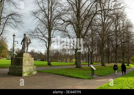 Menschen wandern im Quarry Park an einem sonnigen Wintertag, Quarry Park, Shrewsbury, Shropshire, England Stockfoto
