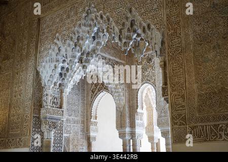 Atemberaubende architektonische Details der Nasridenpaläste / Palacios Nazaríes in Alhambra, Granada, Spanien Stockfoto