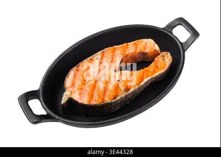 Gegrilltes rosafarbenes Lachssteak auch in gusseiserner Pfanne mit Thymian und Pfeffer, isolierter Hintergrund mit Kopierraum. Stockfoto