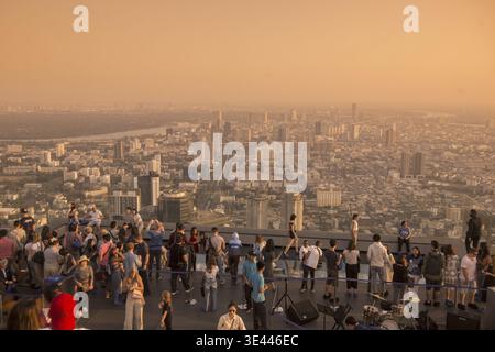 Menschen auf dem Dach des Maha Nakhon Gebäudes in Sathon in Bangkok in Thailand im Südostasien. Thailand, Bangkok, November 2019 Stockfoto