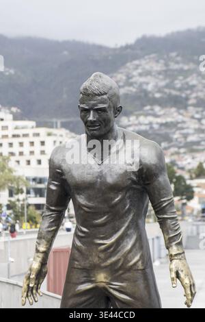 Eine Statue des Fußballspielers Cristiano Ronaldo aus Portugal im CR7 Museum in Funchal auf der portugiesischen Insel Madeira. Portugal, Madeira, Ap Stockfoto