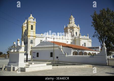 Die Igreja und Santuario de nossa snehora d aires in der Nähe des Dorfes Viana do Alentejo in Alentejo in Portugal. Portugal, Viana do Alentejo, Oktober Stockfoto