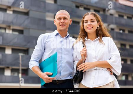Porträt eines glücklichen lächelnden jungen Paares Stockfoto