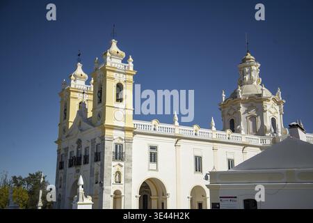 Die Igreja und Santuario de nossa snehora d aires in der Nähe des Dorfes Viana do Alentejo in Alentejo in Portugal. Portugal, Viana do Alentejo, Oktober Stockfoto