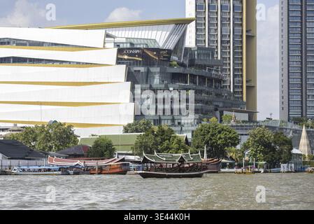 Blick auf das Einkaufszentrum Iconsiam am Chao Phraya River in Thonburi in Bangkok in Thailand. Thailand, Bangkok, 5. Dezember 2023 Stockfoto