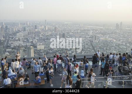 Menschen auf dem Dach des Maha Nakhon Gebäudes in Sathon in Bangkok in Thailand im Südostasien. Thailand, Bangkok, November 2019 Stockfoto