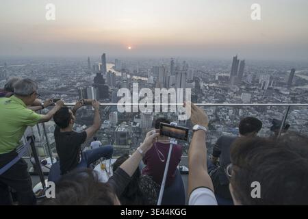Menschen auf dem Dach des Maha Nakhon Gebäudes in Sathon in Bangkok in Thailand im Südostasien. Thailand, Bangkok, November 2019 Stockfoto