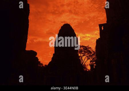 Sonnenuntergang am Bayon Tempel die Tempelruinen von Angkor Thom in der Tempelstadt Angkor in der Nähe der Stadt Siem Reap im Westen Kambodschas. Kambodscha, Stockfoto