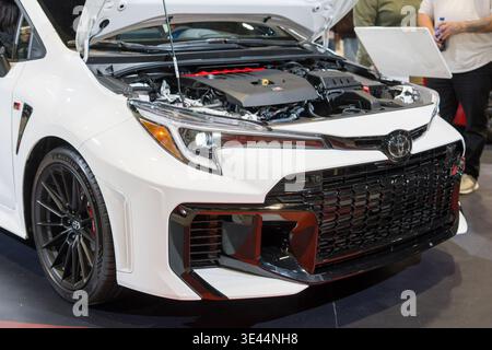 Chicago, IL, USA – 08. Februar 2026: Nahaufnahme des Toyota GR Corolla mit offener Motorhaube mit Motordetails auf der Chicago Auto Show Stockfoto
