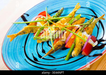 Zerschlagene Sardellen mit Sauce und Gemüse Stockfoto
