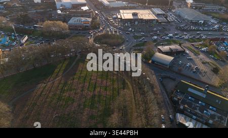 Aus der Vogelperspektive auf den Hauptverkehr am Garrison Circus Roundabout, Birmingham, Großbritannien Stockfoto