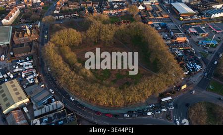 Luftaufnahme der Grünflächen und des Verkehrs in der Innenstadt auf der Garrison Lane, Birmingham, Großbritannien Stockfoto