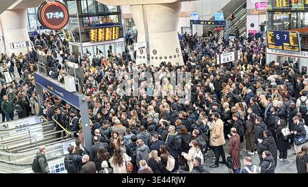 London, Großbritannien. März 2026. Die Mitarbeiter der Station verwenden ein Sicherheitsband, um den Zugang zu den Rolltreppen der London Bridge Station während der abendlichen Hauptverkehrszeit zu versperren. Nach einem großen Signalausfall vor dem Bahnhof um 17:00 Uhr wurden die Beamten gezwungen, Pendler daran zu hindern, die Bahnsteige zu erreichen, um gefährliche Überfüllungen zu bewältigen. Tausende von Fahrgästen blieben auf dem Bahnhofsgelände festsitzen, da die Southern- und Thameslink-Züge bis zum Ende des Flugbetriebs ausgesetzt wurden. Die Stationsuhr zeigt die Spitzenunterbrechung um 54 Uhr an. Quelle: Glosszoom/Alamy Live News Stockfoto