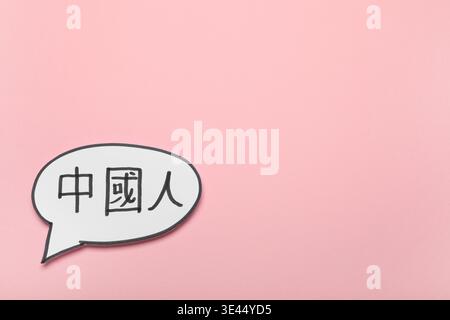 Sprechblase mit chinesischem Text auf rosa Hintergrund Stockfoto