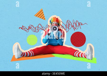 Überraschter Clown mit Megaphon auf blauem Hintergrund Stockfoto