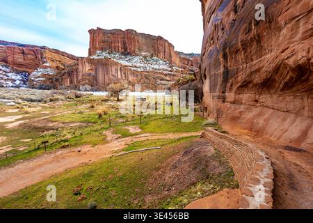 Panoramablick auf den Canyon vom Weg der Ruinen des Weißen Hauses mit Sandsteinfelsen und Tallandschaft Stockfoto