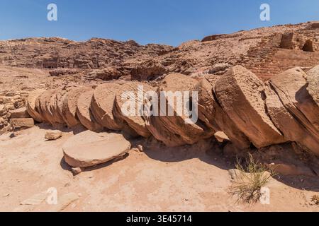 Eingestürzte Säule in der antiken Stadt Petra, Jordanien Stockfoto