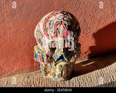 Ein Keramikschädel in hellen Farben ist ein traditionelles Objekt aus der Dia de Muertos-Feier in Mexiko. Stockfoto