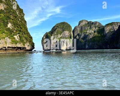 Türkisfarbene Lagune umgeben von Kalksteinklippen in Maya Bay Phi Phi Islands Thailand Stockfoto