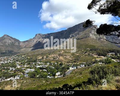 Tafelberg und Camps Bay Vorort vom Lion's Head Trail Kapstadt Stockfoto