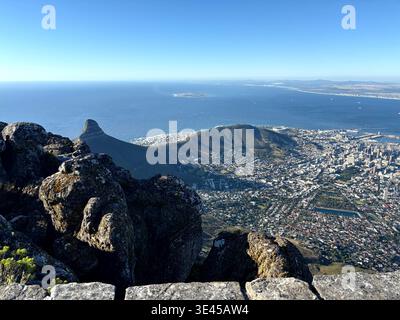 Panoramablick auf Kapstadt Lion's Head und Table Bay vom Table Mountain Summit Stockfoto