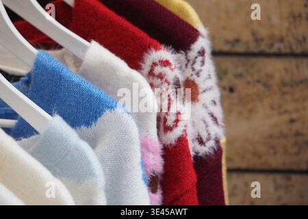 Farbenfrohe Pullover, die in einem Geschäft ausgestellt werden Stockfoto