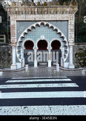Maurischer Brunnen mit Azulejo-Fliesen und Hufeisenbögen in Sintra Stockfoto