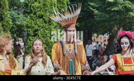 Moskau, Russland - 5. Juli 2025: Menschen in Kostümen feiern kulturelle Vielfalt bei einem Outdoor-Festival Stockfoto