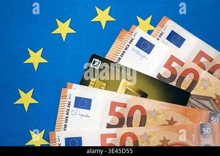 KIEW, UKRAINE - 28. JANUAR 2026 Deutsche Bank Karte und deutsche Euro-Geldscheine auf dem Tisch Nahaufnahme. Die Deutsche Bank ist die beliebteste Bank in Deutschland Stockfoto