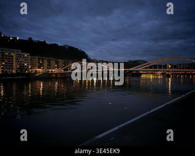 Lyon, Frankreich - 05. Dezember 2025: Blick auf die Nacht von Lyon vom Soane-Ufer aus Stockfoto