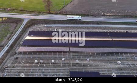 Aufbau einer umfangreichen Solarstromanlage in ländlichen Gebieten, die den laufenden Ausbau und Ausbau der Infrastruktur für grüne Energie und der Nachhaltigkeit veranschaulicht Stockfoto