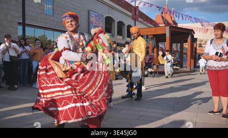 Moskau, Russland - 25. August 2025: Festival des Indianertags in Moskau, bei dem Künstler die indische Kultur mit traditioneller Musik und Tanz feiern Stockfoto