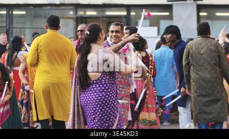 Delhi, Indien - 19. September 2025: Indianer spielen Garba-Tanz mit Dandiya beim Ganesh Chaturthi Festival Stockfoto