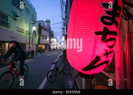 Tokio, Japan - 20. Februar 2026: Szene mit Einheimischen und Blick auf die Straße in Shiinamachi in Toshima City, Tokio. Stockfoto