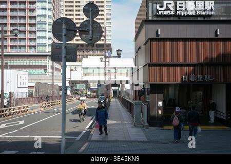 Tokio, Japan - 20. Februar 2026: Blick auf den Bahnhof Nippori im Bezirk Yanaka in Taito, Tokio Japan. Stockfoto
